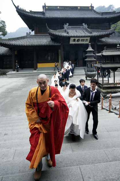 newly-wed-couples-recieves-blessing-from-buddhist-monk-02
