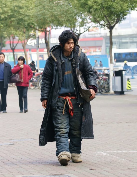 Brother Sharp, a beggar in Ningbo that has become famous on the Chinese language internet for his fashionable trendy look