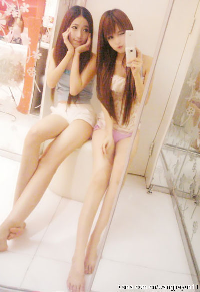 Wang Jiayun's doll-like face, and her friend, showing off their long slender legs.