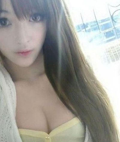 Chinese high school student Wang Jiayun has become famous on the Korean internet, because she looks like a sex doll.