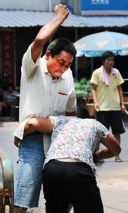 china-migrant-worker-beats-wife-for-not-listening-02.jpg