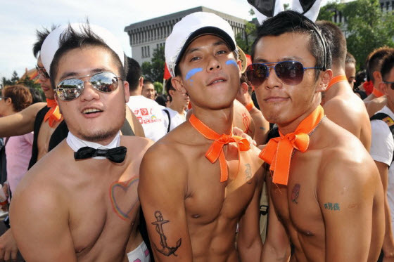 [Image: taiwan-gay-pride-parade-2009.jpg]