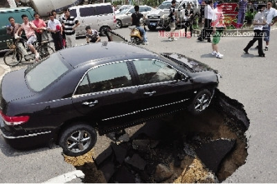   Sinkholes on Sinkholes Appearing Around China  Chinese Netizen Reactions