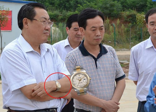 official-with-fancy-watch-smiles-at-brutal-accident-scene-05-600x429.jpg
