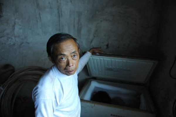 chongqing-china-chinese-father-has-kept-sons-body-in-freezer-for-6-years-02-600x399.jpg