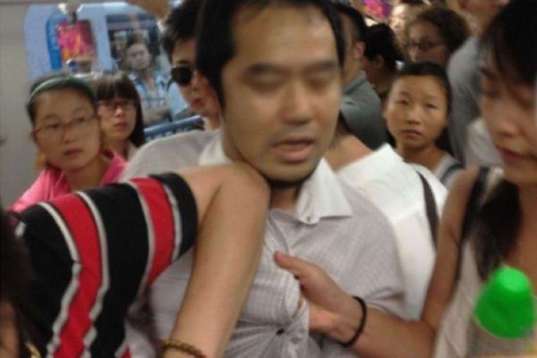 japanese-man-caught-taking-photos-underneath-girls-skirt-in-shanghai-metro-03-600x400.jpg