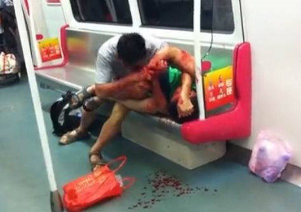 two-men-fight-each-other-for-seat-in-the-subway-reactions-02.jpg