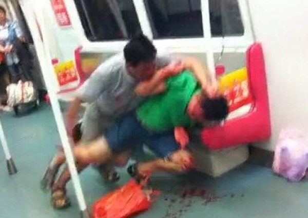 two-men-fight-each-other-for-seat-in-the-subway-reactions-05.jpg