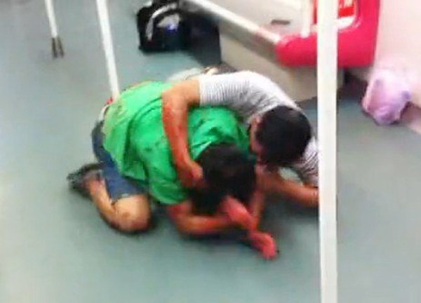 two-men-fight-each-other-for-seat-in-the-subway-reactions-06.jpg