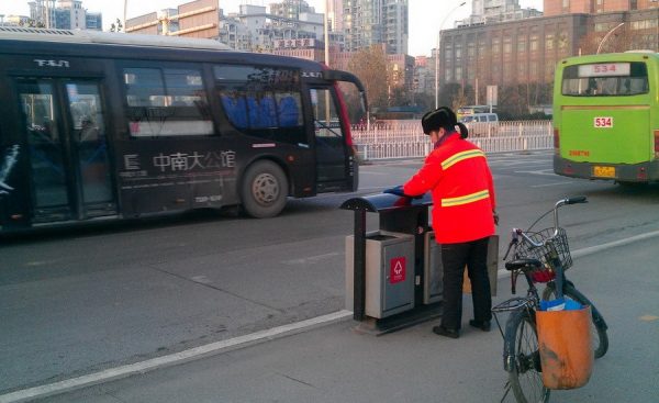 Yu Youzhen is scrubbing trashcans.