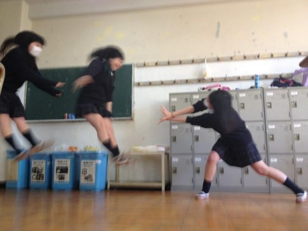 japanese-schoolgirls-makankosappo-kamehameha-hadouken-fireball-photos-02-600x450.jpg