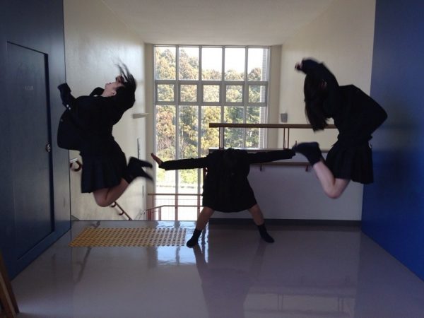 japanese-schoolgirls-makankosappo-kamehameha-hadouken-fireball-photos-13-600x450.jpg