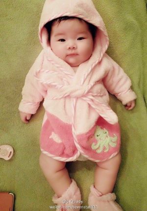 qi-kexin-ji-xingpeng-daughter-baby-300x430.jpg