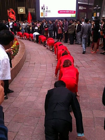 company-asks-employees-crawl-on-street-to-challenge-pressure-05.jpg