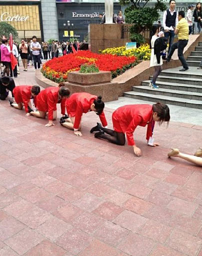 company-asks-employees-crawl-on-street-to-challenge-pressure-08.jpg