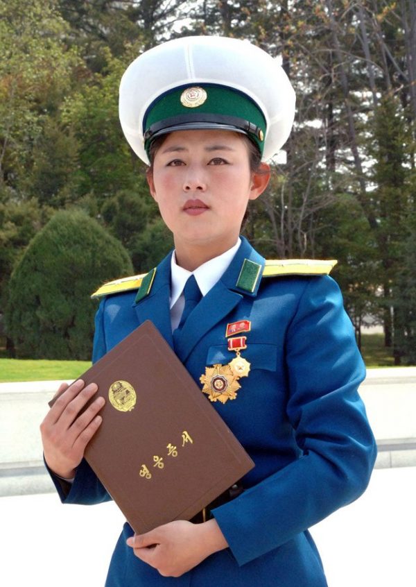 north-korean-female-traffic-officer-crying-hero-of-the-republic-award-06-600x846.jpg