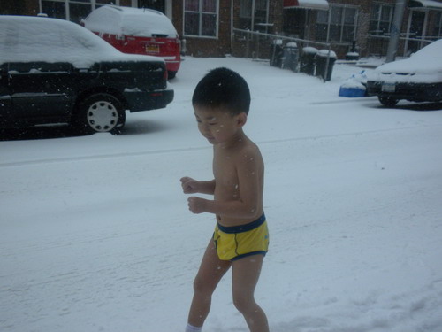 IMG:https://img.chinasmack.com/www/wp-content/uploads/2012/02/4-year-old-chinese-boy-running-naked-in-snow-storm-02.jpg